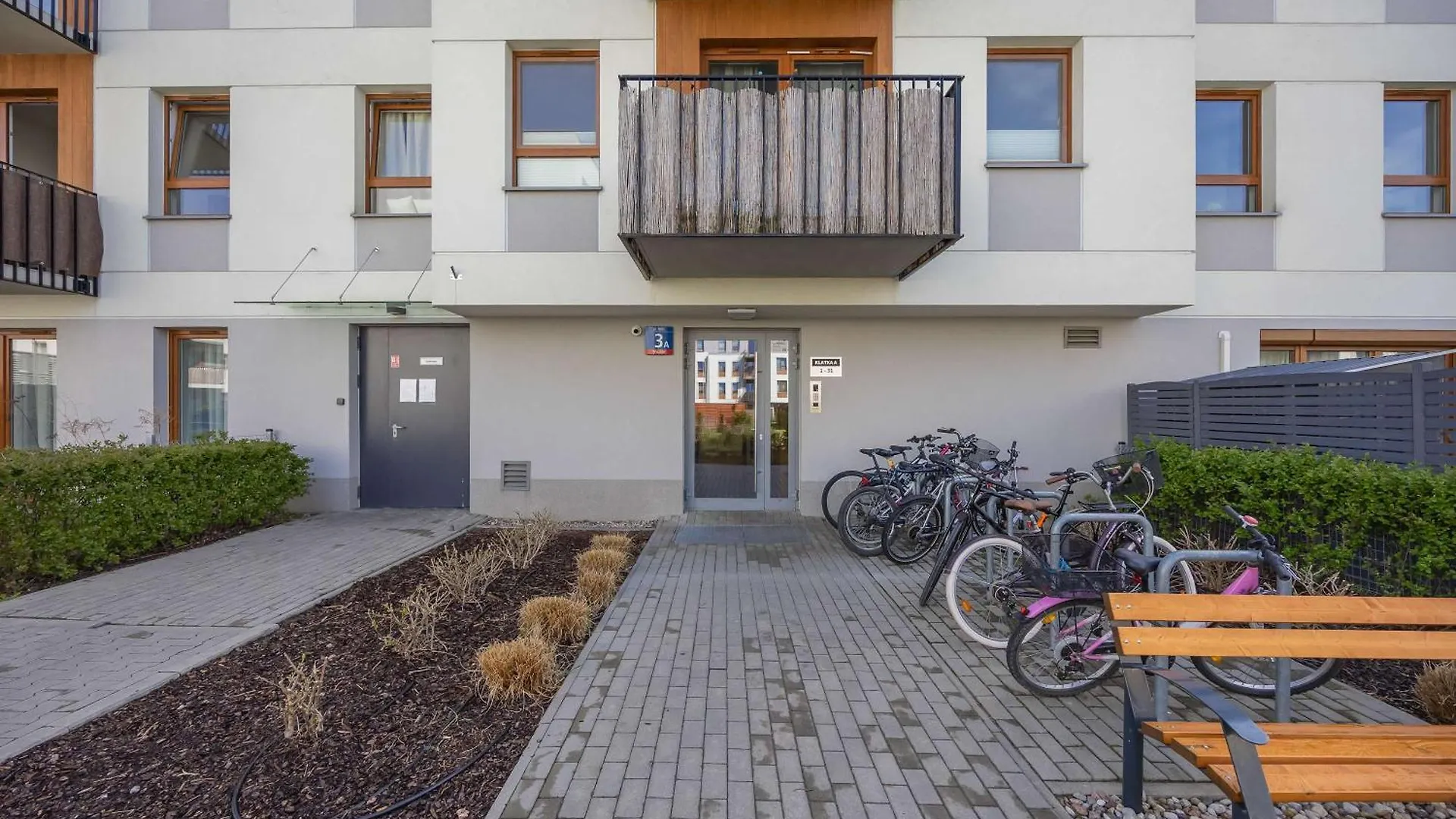 Exceptional Apartment For 4 Guests With Parking By Noclegi Renters Varšava